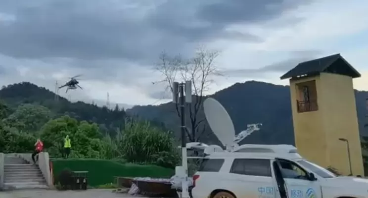 Comunicação de emergência na área de desastre para reparos urgentes! Helicópteros não tripulados de emergência estão no solo em Shaoguan.