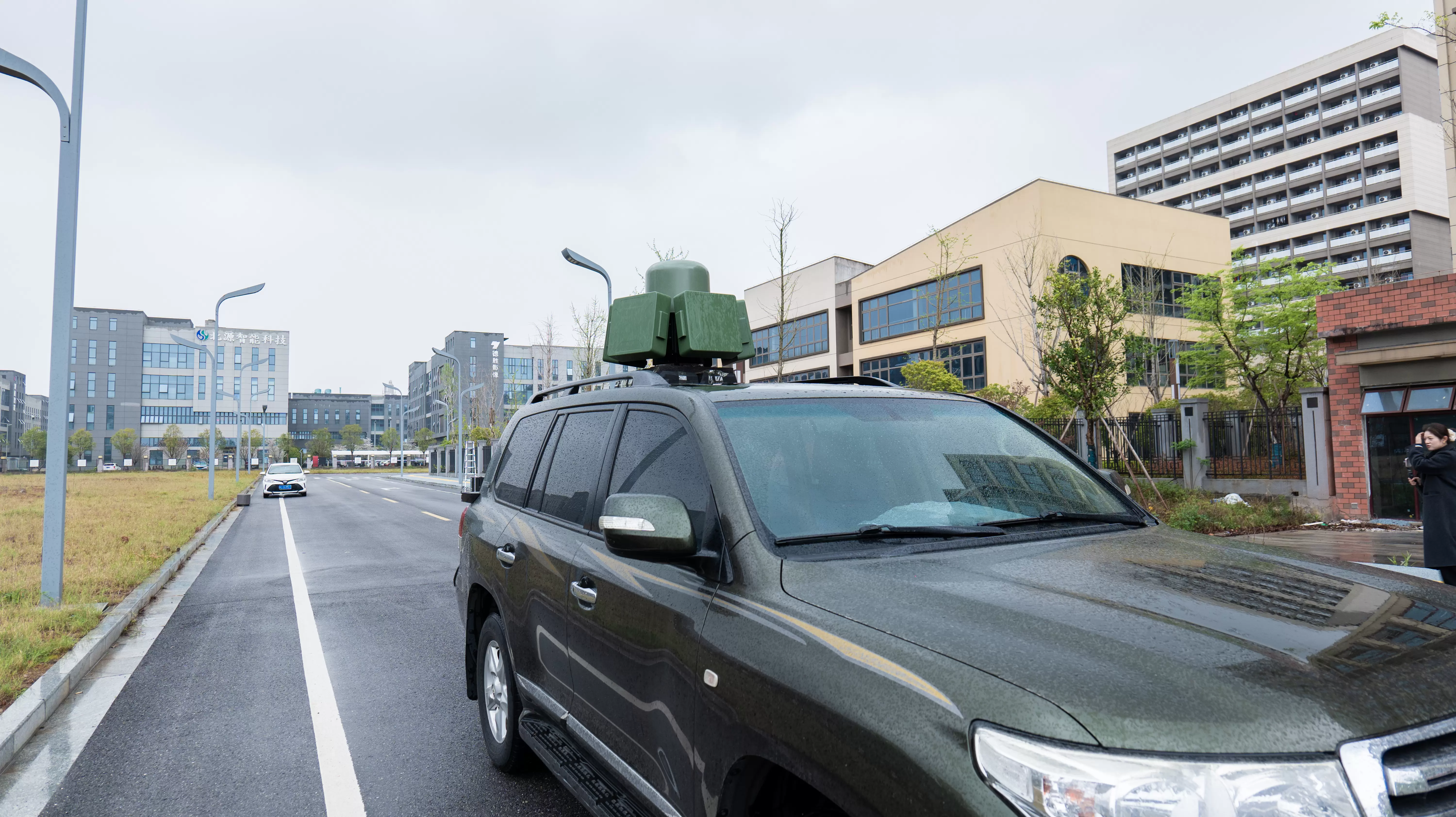 DR100-AB - Equipamento de Detecção e Interferência de Drones Montado em Veículo