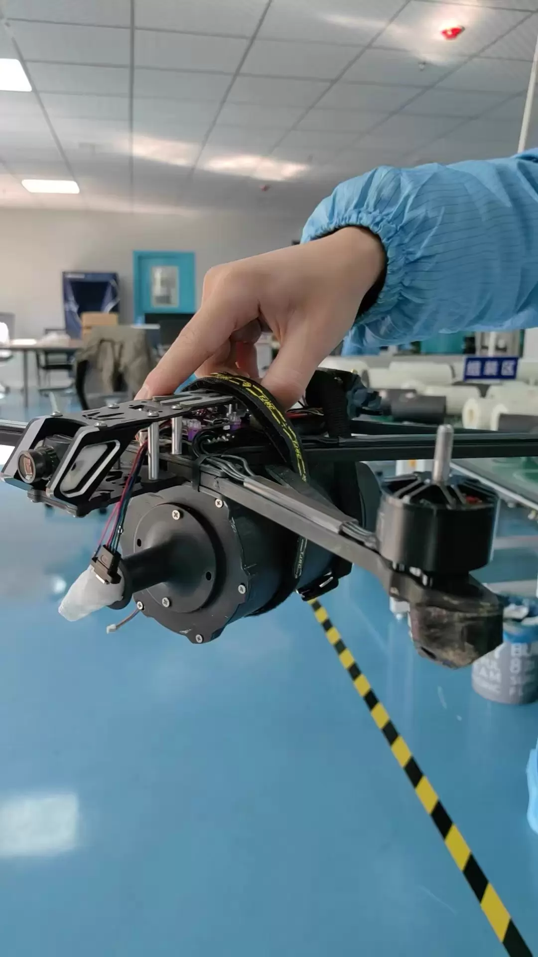 Drones equipados com bobinas de fibra óptica para alcances de 3 km, 5 km, 10 km, 15 km, 20 km, 30 km e 40 km.