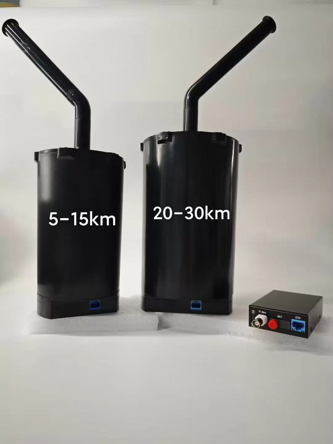 Drones equipados com bobinas de fibra óptica para alcances de 3 km, 5 km, 10 km, 15 km, 20 km, 30 km e 40 km.