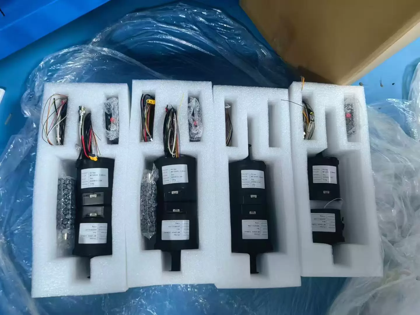 Drones equipados com bobinas de fibra óptica para alcances de 3 km, 5 km, 10 km, 15 km, 20 km, 30 km e 40 km.