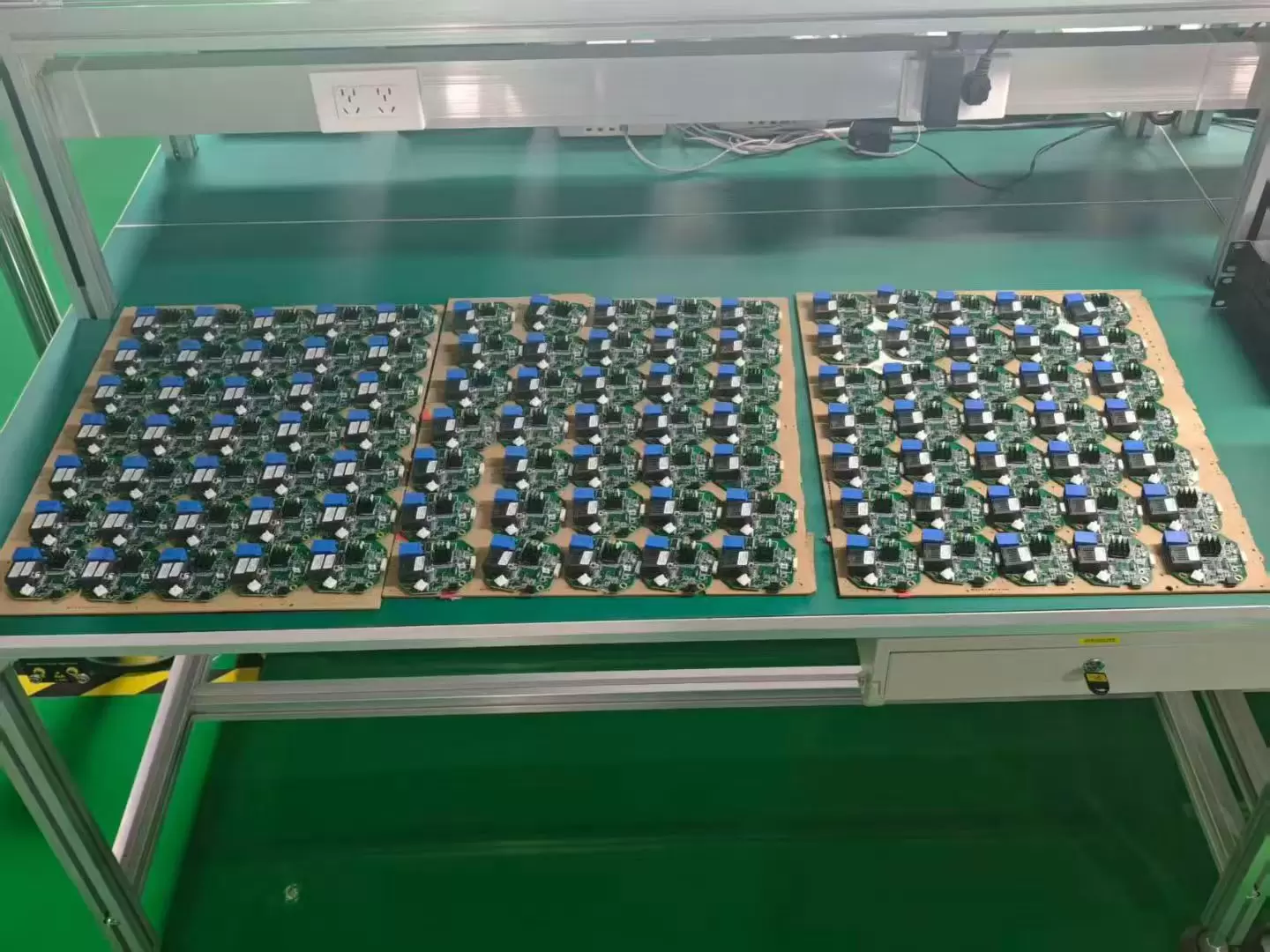 Drones equipados com bobinas de fibra óptica para alcances de 3 km, 5 km, 10 km, 15 km, 20 km, 30 km e 40 km.