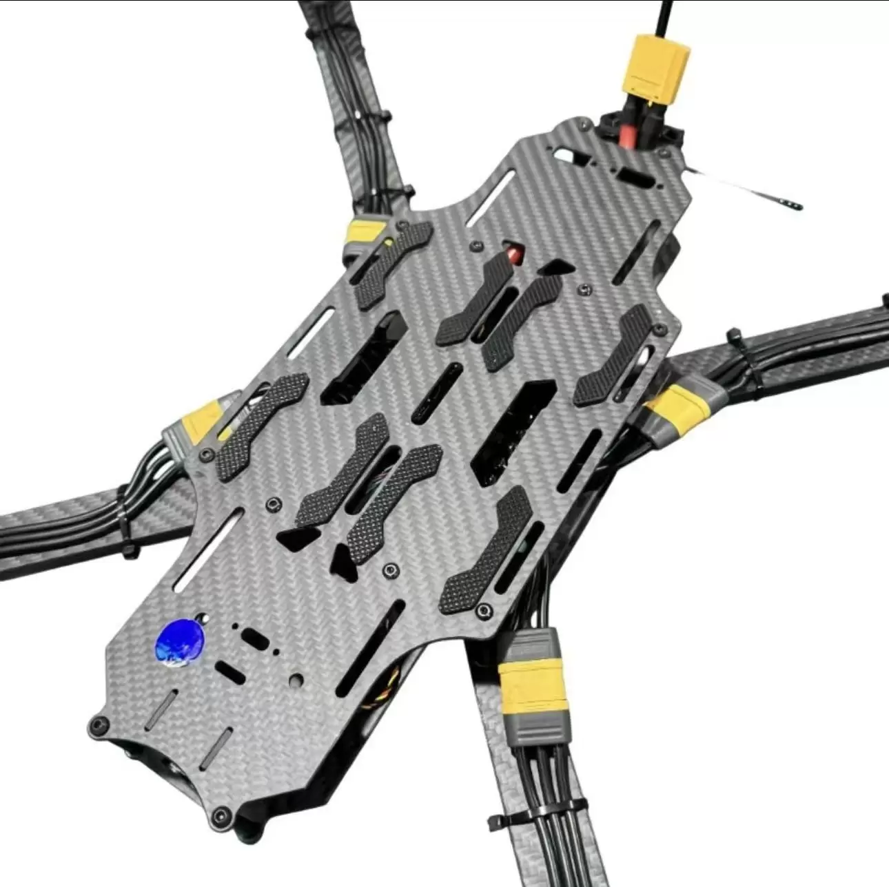 Drone FPV de 15 polegadas com orienta&ccedil;&atilde;o por IA e transmiss&atilde;o por fibra &oacute;ptica.